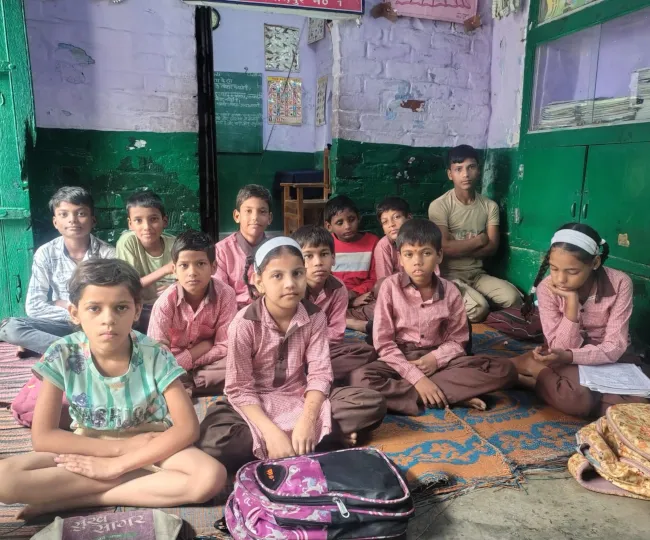 प्राथमिक विद्यालय शहवाजपुर में जमीन पर बैठकर पढ़ते नौनिहाल। जागरण